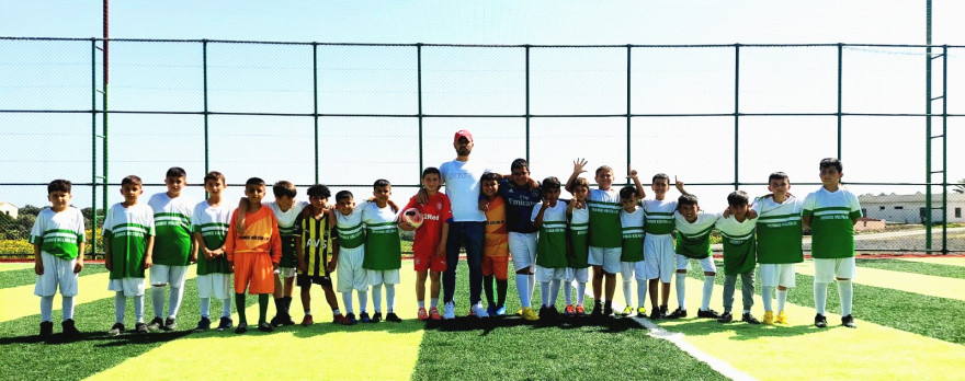 Çocuklarımız Derince&#039;deki halı sahada futbol kurslarına  devam ediyor