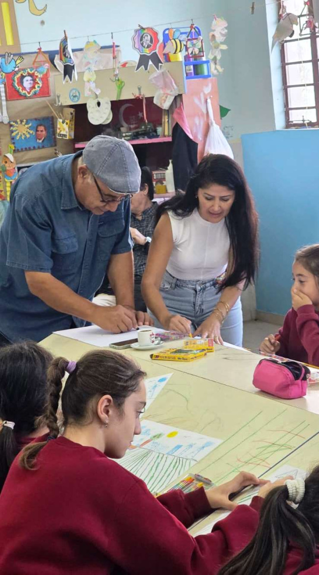 5.Uluslararası Karpaz Sanat Buluşması i&ccedil;in Karpaz&rsquo;da bulunan sanat&ccedil;ılarımız DİPKARPAZ İLKOKULU &Ouml;ĞRENCİLERİ İLE RESİM &Ccedil;İZDİ